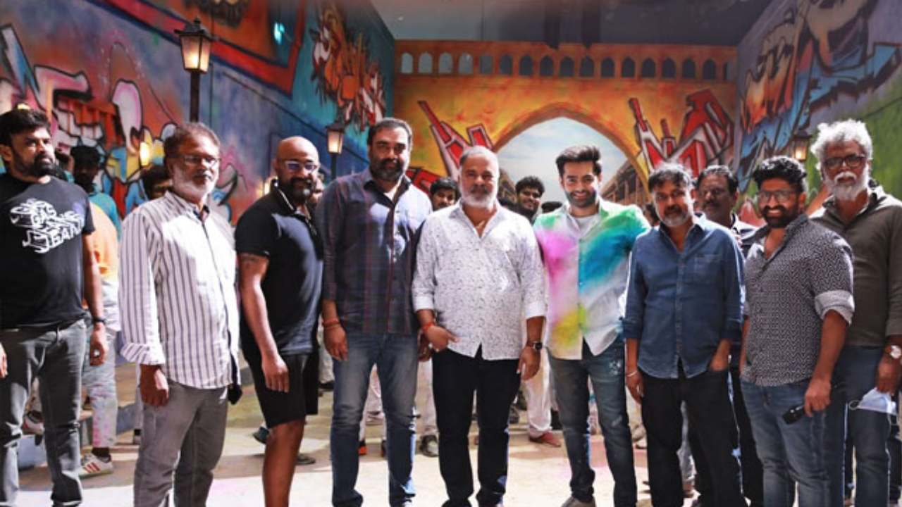 The warrior : రామ్ కోసం.. 150 మంది డ్యాన్సర్లు, 100 మంది మోడల్స్.. The warrior : రామ్ కోసం.. 150 మంది డ్యాన్సర్లు, 100 మంది మోడల్స్..