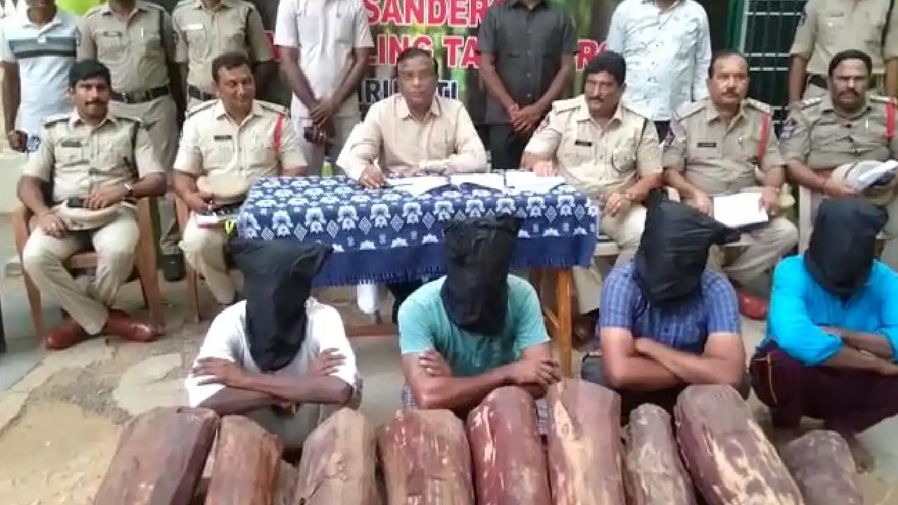Red Sanders : ఐదుగురు స్మగ్లర్లు అరెస్ట్-22 ఎర్ర చందనం దుంగలు స్వాధీనం Red Sanders : ఐదుగురు స్మగ్లర్లు అరెస్ట్-22 ఎర్ర చందనం దుంగలు స్వాధీనం