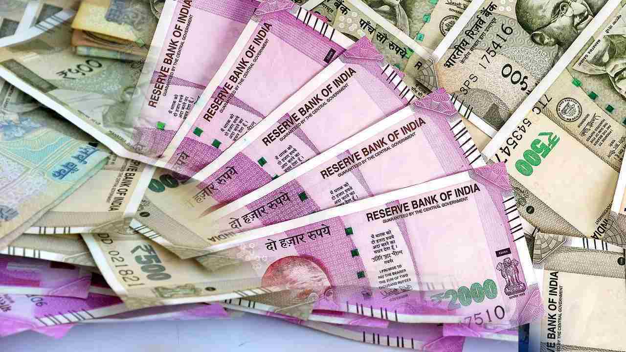 Rupee Weakens: ఆల్ టైం కనిష్టానికి పడిపోయిన రూపాయి విలువ Rupee Weakens: ఆల్ టైం కనిష్టానికి పడిపోయిన రూపాయి విలువ