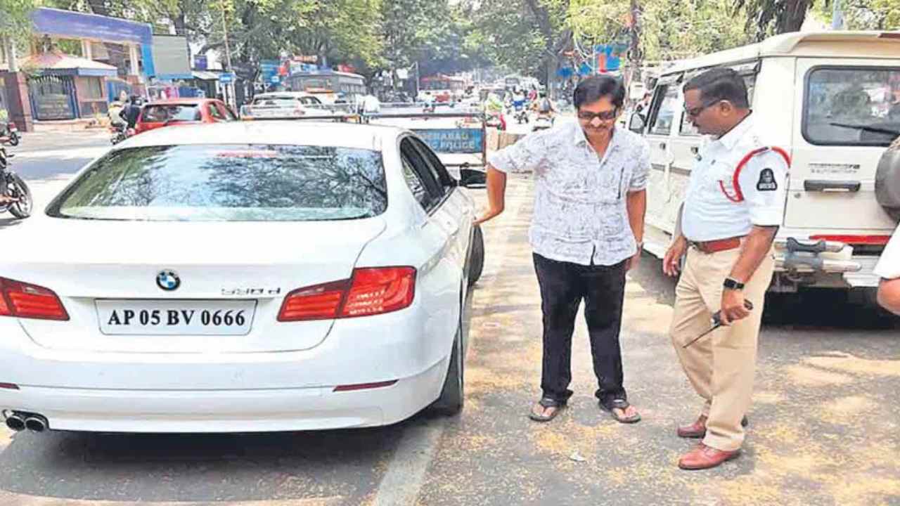 SV Krishnareddy : ఎస్వీ కృష్ణారెడ్డి కారుకు చలానా విధించిన ట్రాఫిక్ పోలీసులు SV Krishnareddy : ఎస్వీ కృష్ణారెడ్డి కారుకు చలానా విధించిన ట్రాఫిక్ పోలీసులు