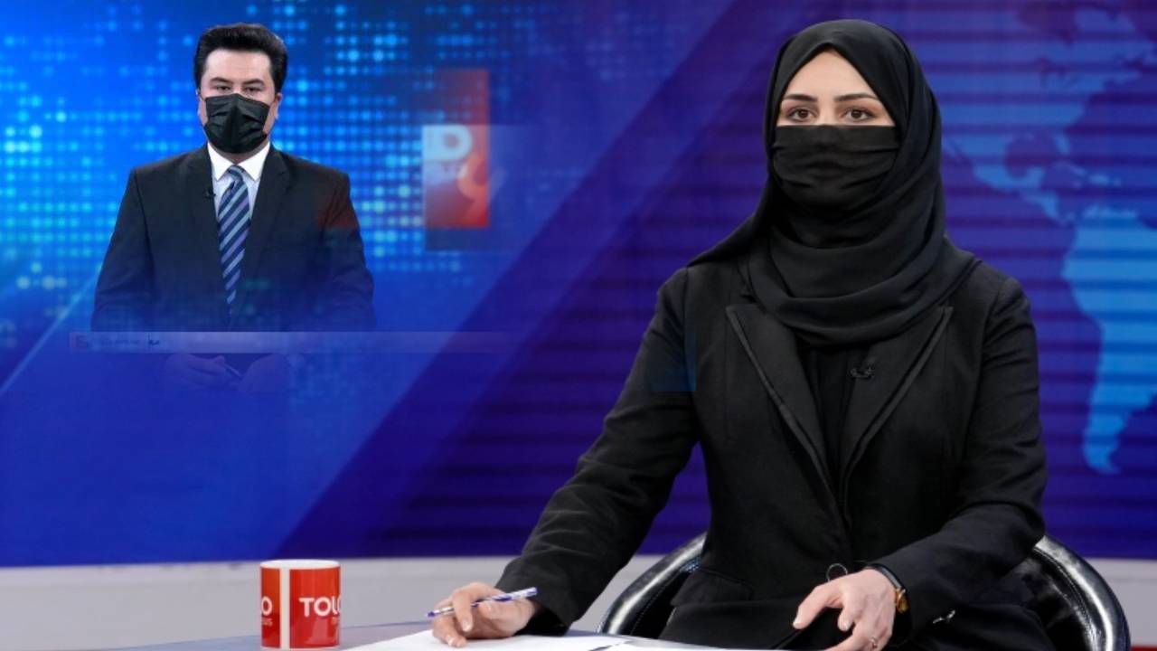 Afghanistan: మహిళా యాంకర్ల కోసం మాస్కులతో మగ న్యూస్ రీడర్లు Afghanistan: మహిళా యాంకర్ల కోసం మాస్కులతో మగ న్యూస్ రీడర్లు