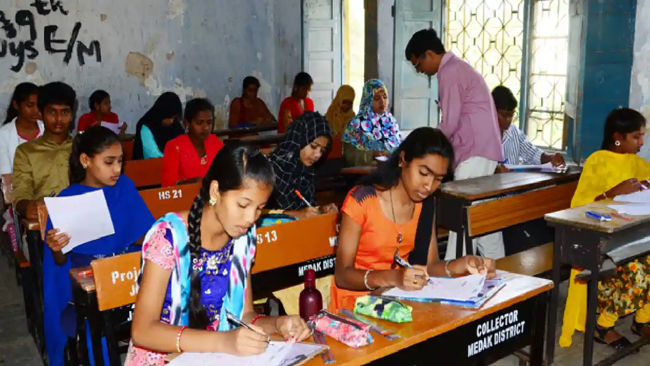 SSC Exams : తెలంగాణలో రేపటి నుంచి పదో తరగతి పరీక్షలు SSC Exams : తెలంగాణలో రేపటి నుంచి పదో తరగతి పరీక్షలు