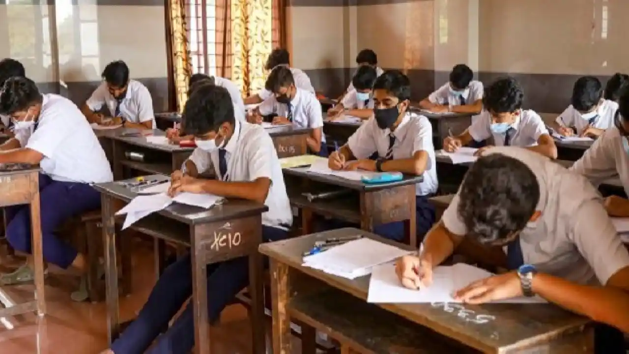 Telangana : తెలంగాణలో రేపటి నుంచి పదో తరగతి పరీక్షల హాల్ టికెట్లు జారీ Telangana : తెలంగాణలో రేపటి నుంచి పదో తరగతి పరీక్షల హాల్ టికెట్లు జారీ
