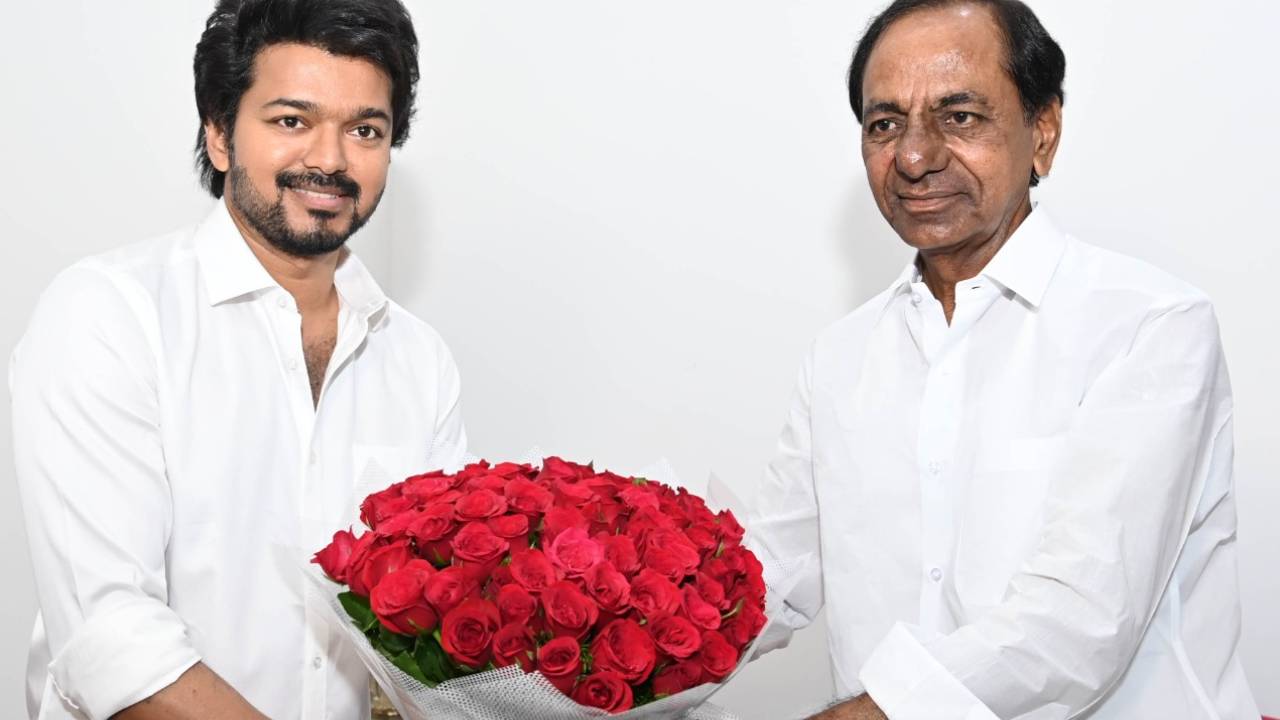 Vijay : కేసీఆర్తో తమిళ స్టార్ హీరో విజయ్ మీటింగ్.. తమిళ రాజకీయ వర్గాల్లో చర్చ Vijay : కేసీఆర్తో తమిళ స్టార్ హీరో విజయ్ మీటింగ్.. తమిళ రాజకీయ వర్గాల్లో చర్చ