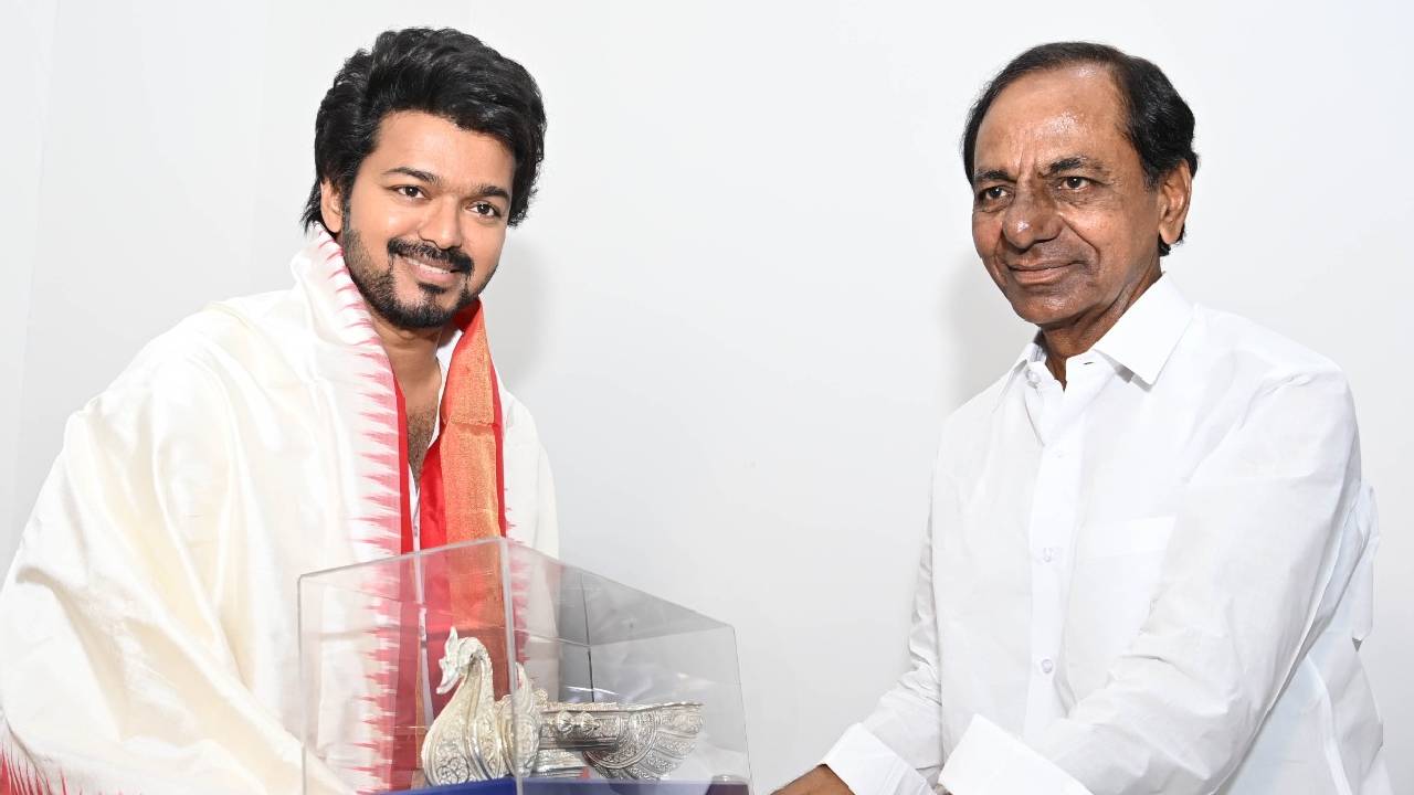Vijay meet KCR: సీఎం కేసీఆర్ను కలిసిన తమిళ స్టార్ హీరో విజయ్ Vijay meet KCR: సీఎం కేసీఆర్ను కలిసిన తమిళ స్టార్ హీరో విజయ్