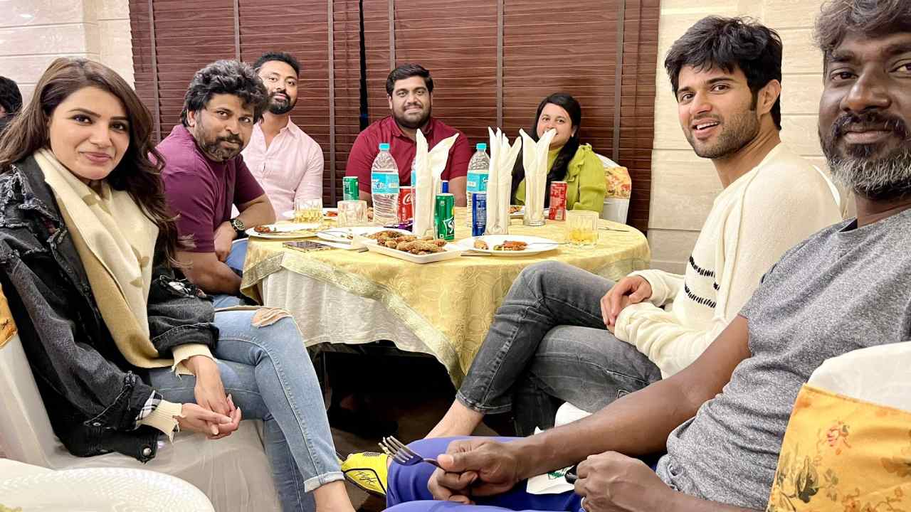 Khushi : అప్పుడే ఫస్ట్ షెడ్యూల్ ఫినిష్ చేసిన సమంత, విజయ్.. గ్రూప్ ఫొటోలతో హడావిడి.. Khushi : అప్పుడే ఫస్ట్ షెడ్యూల్ ఫినిష్ చేసిన సమంత, విజయ్.. గ్రూప్ ఫొటోలతో హడావిడి..