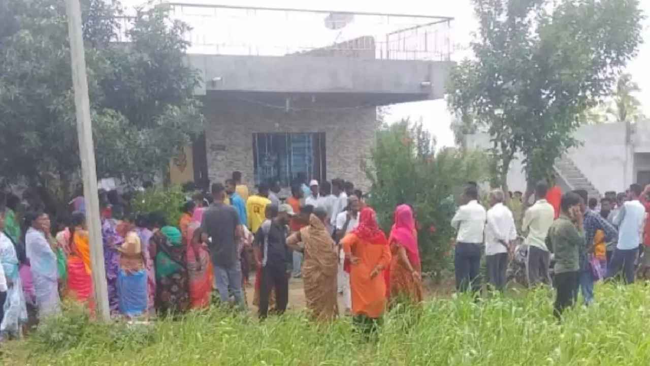9 Dead Bodies : ఒకే ఇంట్లో 9 మృతదేహాలు.. హత్యలా? ఆత్మహత్యలా? 9 Dead Bodies : ఒకే ఇంట్లో 9 మృతదేహాలు.. హత్యలా? ఆత్మహత్యలా?