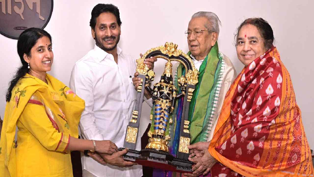 Y.S.Jagan Mohan Reddy : గవర్నర్తో భేటీ అయిన ముఖ్యమంత్రి జగన్మోహన్ రెడ్డి Y.S.Jagan Mohan Reddy : గవర్నర్తో భేటీ అయిన ముఖ్యమంత్రి జగన్మోహన్ రెడ్డి