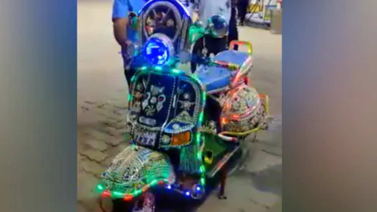 Viral Video: మెరుపుల బండి.. ట్విటర్లో ఆసక్తికర వీడియో పోస్టు చేసిన ఆనంద్ మహింద్రా Viral Video: మెరుపుల బండి.. ట్విటర్లో ఆసక్తికర వీడియో పోస్టు చేసిన ఆనంద్ మహింద్రా