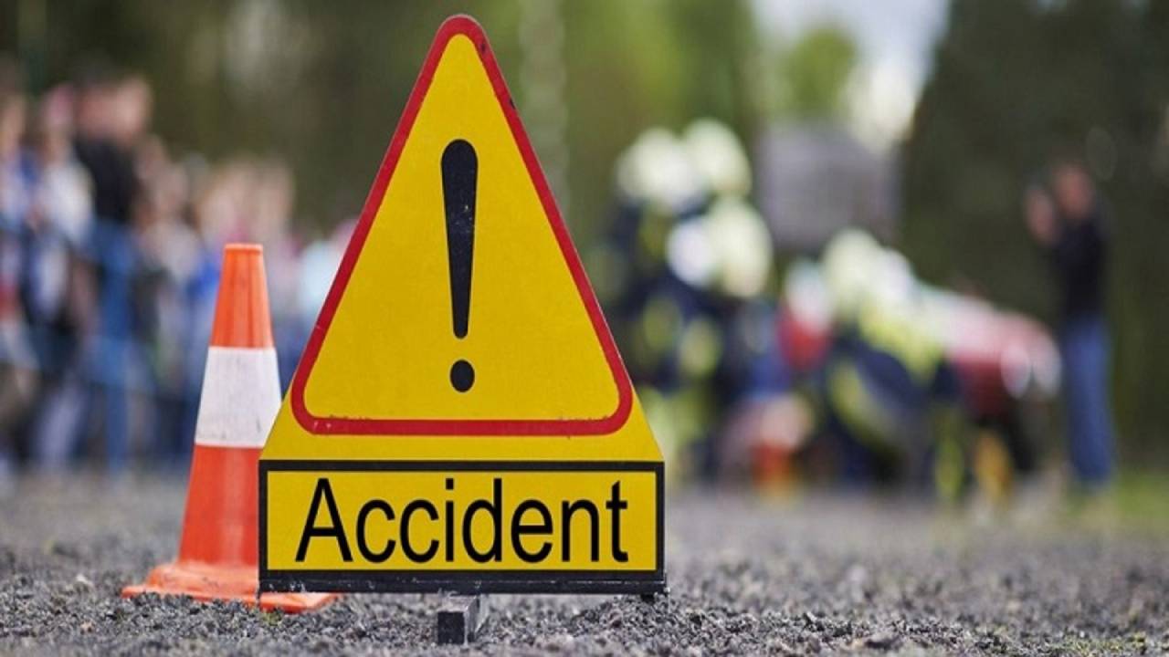 Bus Accident: ఏపీలో బస్సు ప్రమాదం.. ఐదుగురు మృతి Bus Accident: ఏపీలో బస్సు ప్రమాదం.. ఐదుగురు మృతి