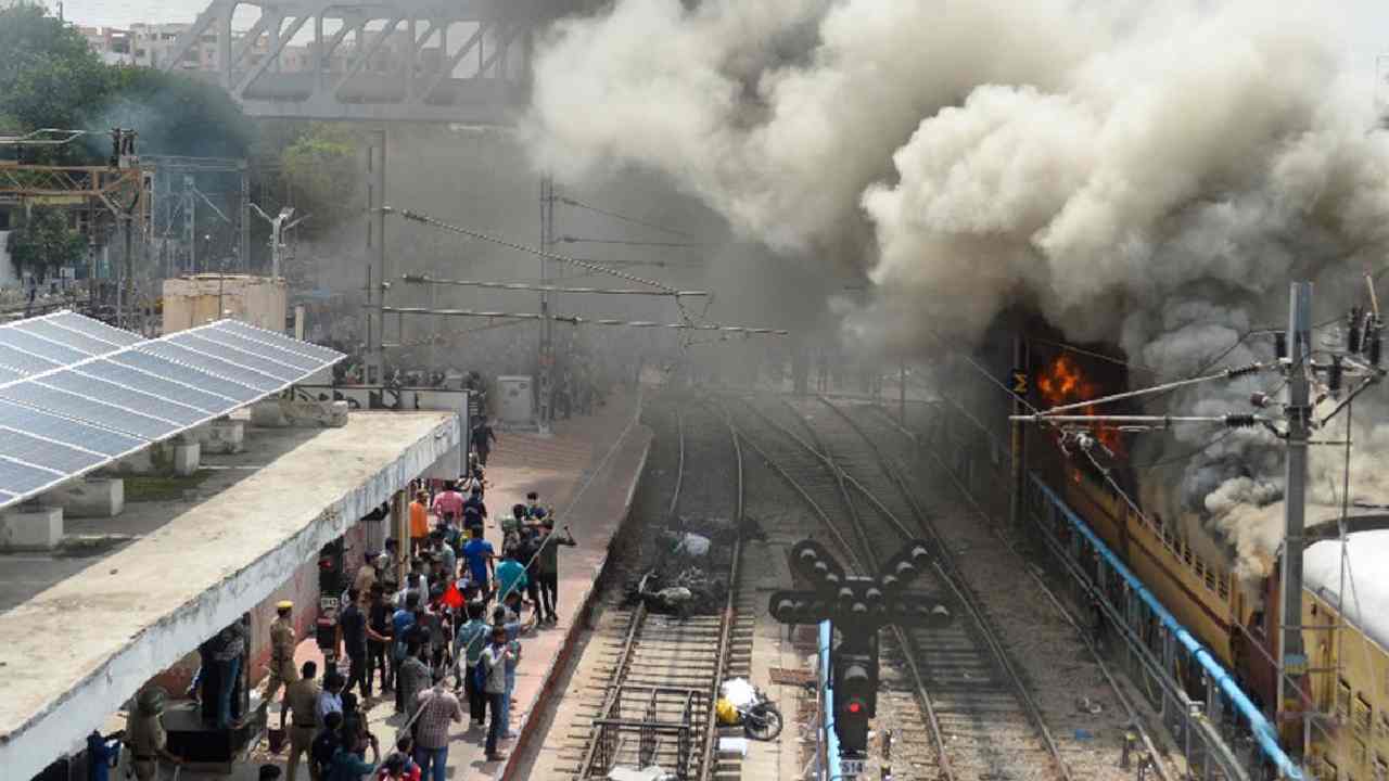 Agnipath: సికింద్రాబాద్ ఘటన వెనుక కుట్ర కోణం.. పోలీసుల అనుమానం Agnipath: సికింద్రాబాద్ ఘటన వెనుక కుట్ర కోణం.. పోలీసుల అనుమానం