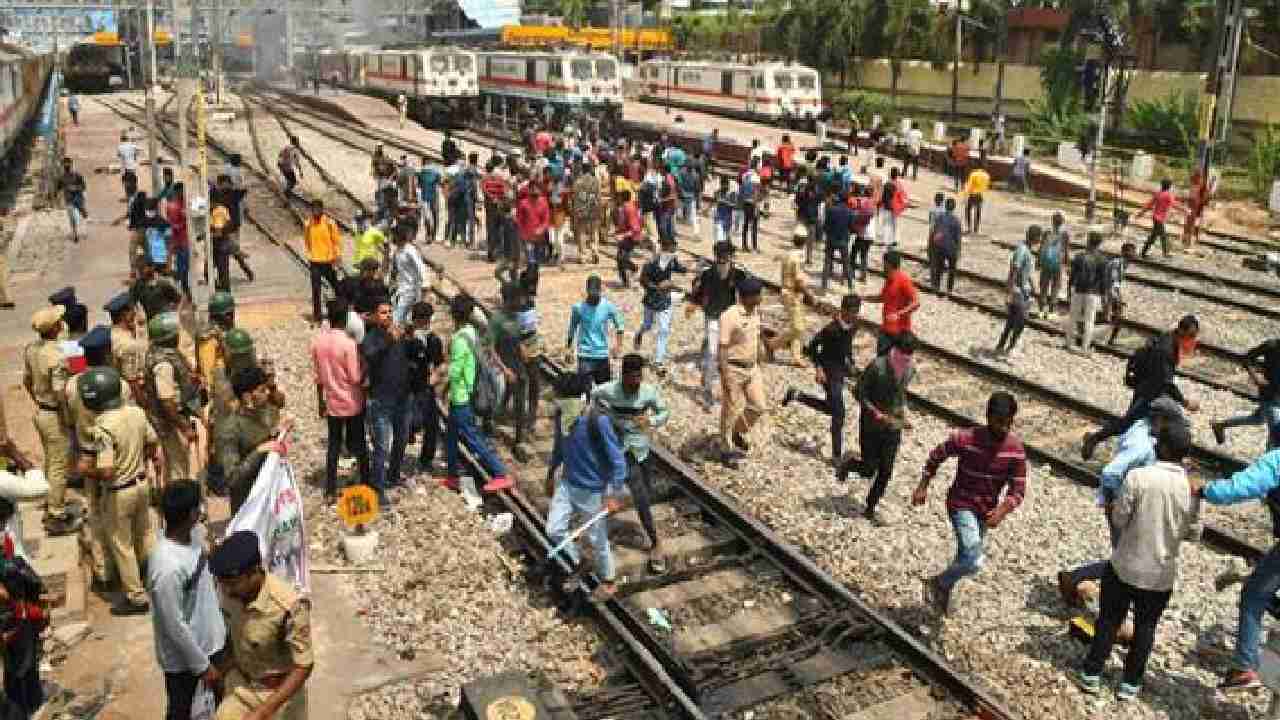 Secunderabad Agnipath Protests : అగ్నిపథ్ మంటలు.. ఇంకా రైల్వేస్టేషన్లోనే ఆందోళనకారులు.. చర్చలకు నిరాకరణ Secunderabad Agnipath Protests : అగ్నిపథ్ మంటలు.. ఇంకా రైల్వేస్టేషన్లోనే ఆందోళనకారులు.. చర్చలకు నిరాకరణ