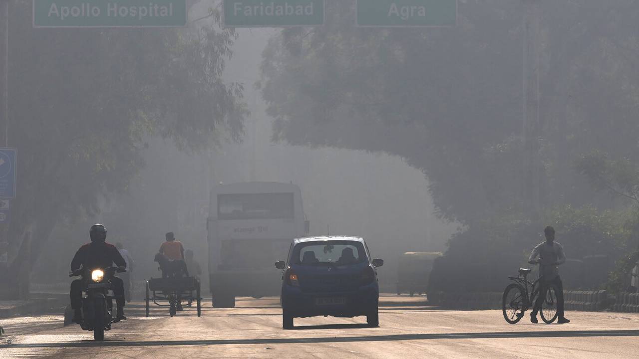Air Pollution: వాయు కాలుష్యంతో ఐదేళ్ల ఆయుష్షు కోల్పోతున్న భారతీయులు Air Pollution: వాయు కాలుష్యంతో ఐదేళ్ల ఆయుష్షు కోల్పోతున్న భారతీయులు