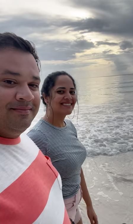Anasuya enjoying in Maldives with husband