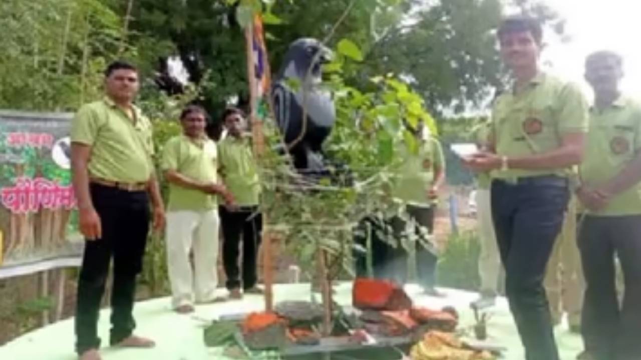 Maharashtra : ఈభార్యలు మాకొద్దు బాబోయ్ అంటూ..’వట పౌర్ణమి వ్రతం’చేసిన భర్తలు Maharashtra : ఈభార్యలు మాకొద్దు బాబోయ్ అంటూ..’వట పౌర్ణమి వ్రతం’చేసిన భర్తలు