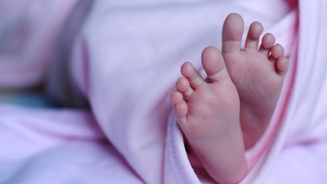 Stomach Pain: కడుపునొప్పి అనుకుని బాత్రూంకి వెళితే..బిడ్డకు జన్మనిచ్చిన యువతి.. Stomach Pain: కడుపునొప్పి అనుకుని బాత్రూంకి వెళితే..బిడ్డకు జన్మనిచ్చిన యువతి..