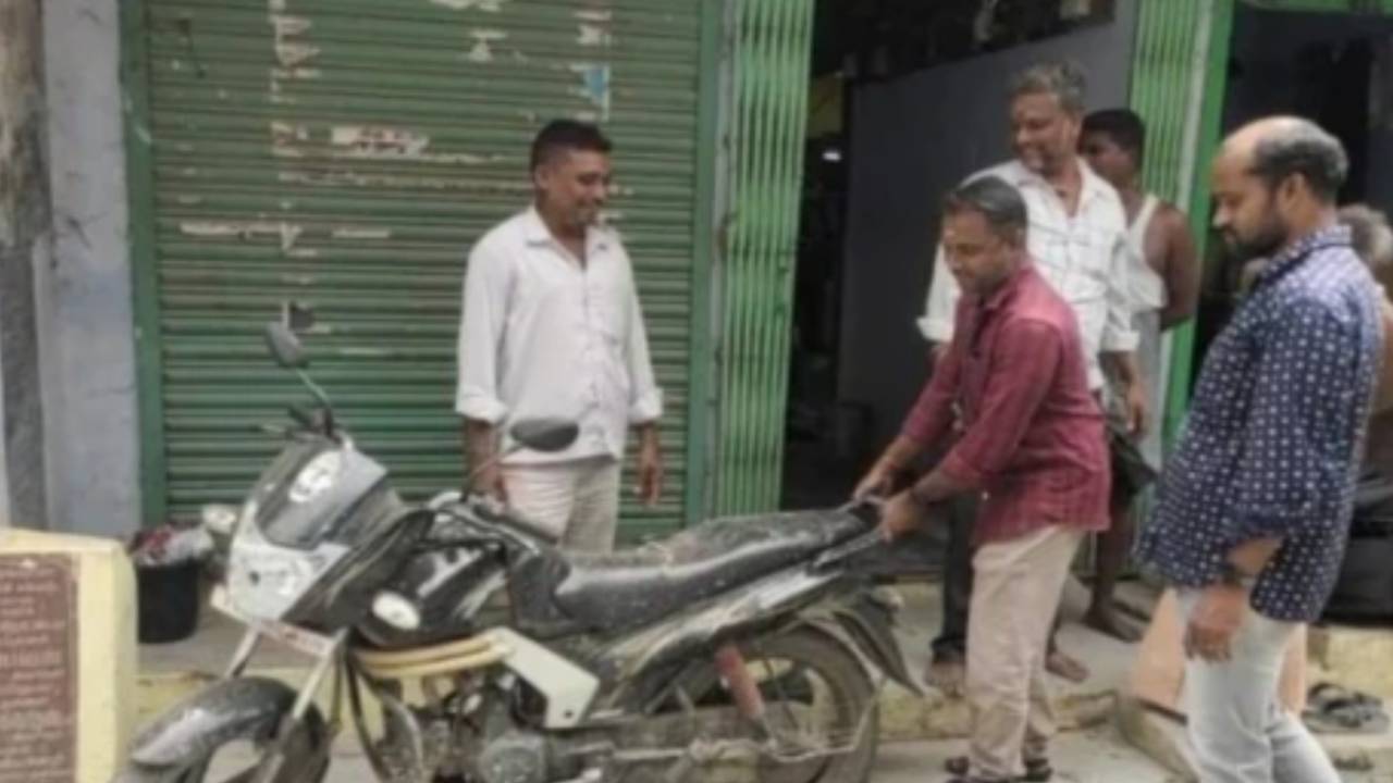 Viral News: రాత్రివేళ రోడ్డు భలే వేశారు.. ఉదయాన్నే బైక్ పరిస్థితి చూసి కంగుతిన్న స్థానికులు.. Viral News: రాత్రివేళ రోడ్డు భలే వేశారు.. ఉదయాన్నే బైక్ పరిస్థితి చూసి కంగుతిన్న స్థానికులు..