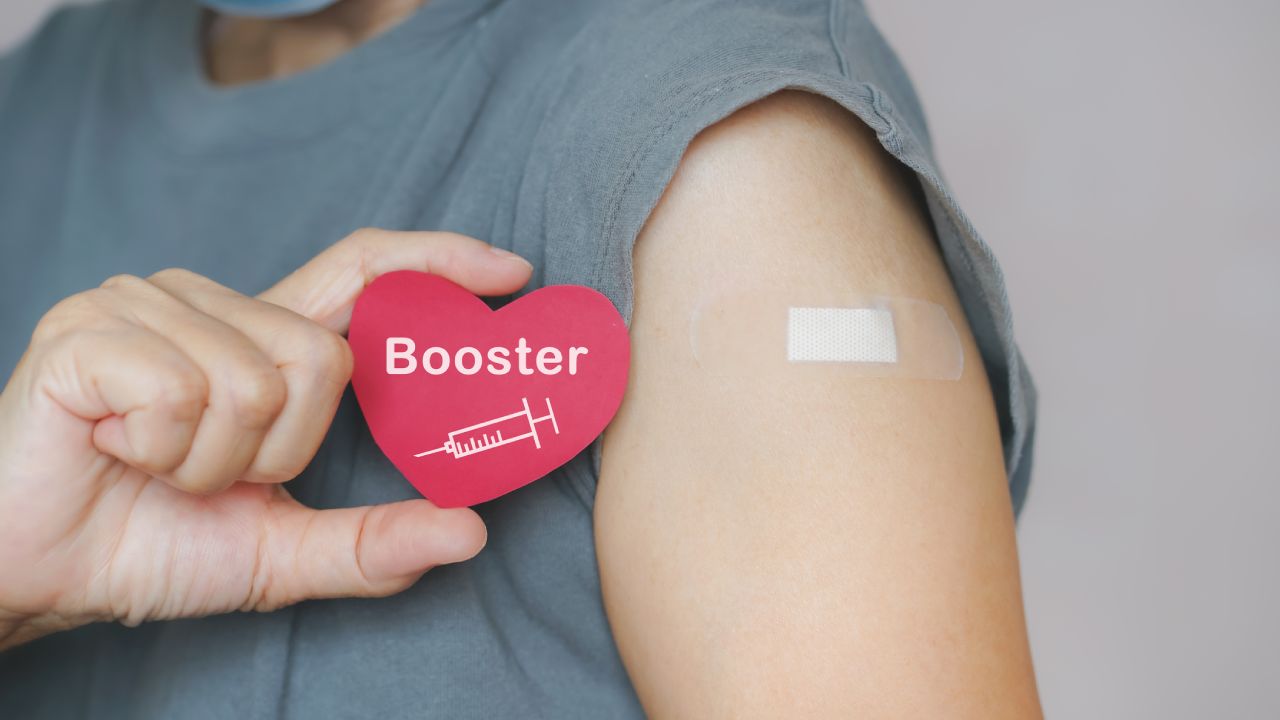 Booster Dose: పెరుగుతున్న కోవిడ్ కేసులు.. బూస్టర్ డోసుల కోసం జనాల క్యూ Booster Dose: పెరుగుతున్న కోవిడ్ కేసులు.. బూస్టర్ డోసుల కోసం జనాల క్యూ