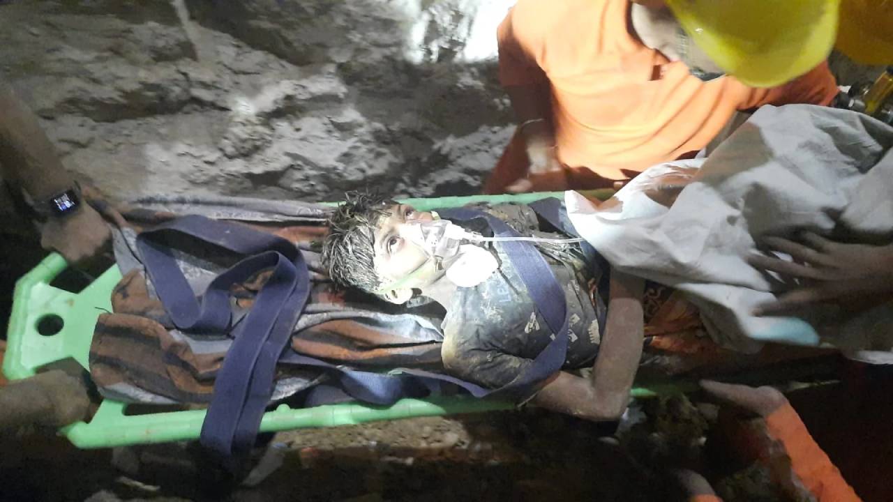 Boy Rescued: బోరుబావిలో బాలుడు.. 110 గంటల తర్వాత సురక్షితంగా.. Boy Rescued: బోరుబావిలో బాలుడు.. 110 గంటల తర్వాత సురక్షితంగా..
