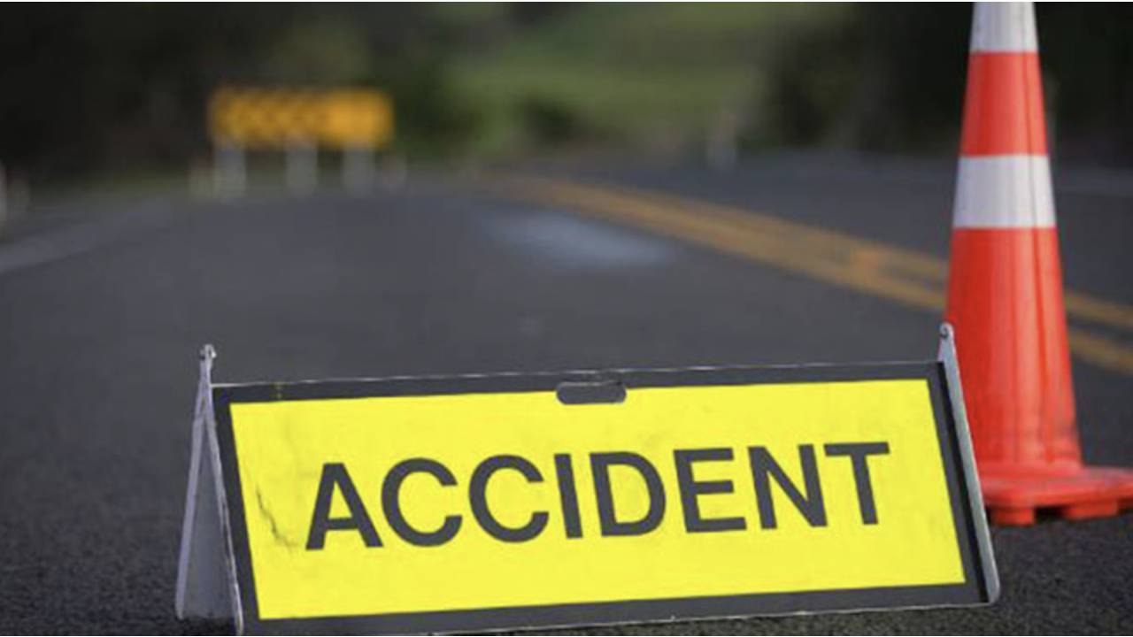 Car Accident: టైరు పేలి ట్రక్కును ఢీకొన్న కారు… ఐదుగురు మృతి Car Accident: టైరు పేలి ట్రక్కును ఢీకొన్న కారు… ఐదుగురు మృతి
