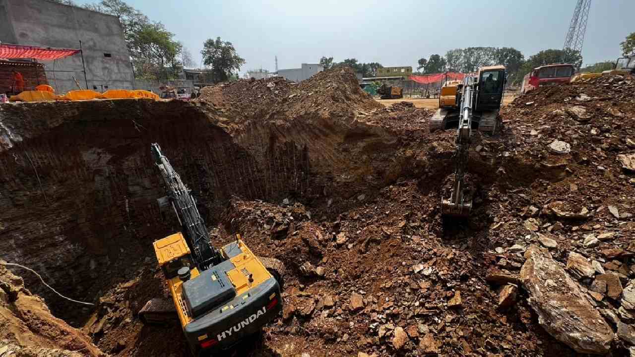 Chhattisgarh Boy: 40 గంటలుగా బోరుబావిలో బాలుడు.. కొనసాగుతున్న రెస్క్యూ ఆపరేషన్ Chhattisgarh Boy: 40 గంటలుగా బోరుబావిలో బాలుడు.. కొనసాగుతున్న రెస్క్యూ ఆపరేషన్