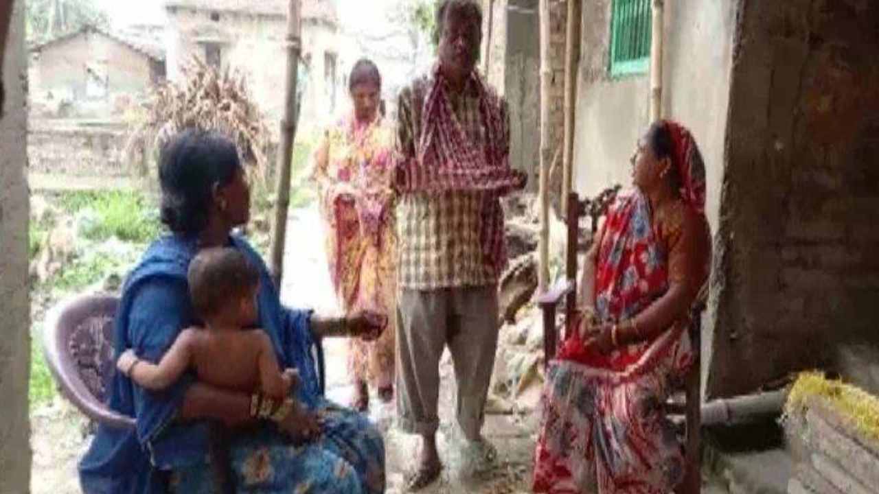 Viral Video: లంచం ఇస్తేనే కొడుకు మృతదేహం ఇస్తామన్న ఆస్పత్రి సిబ్బంది.. బిక్షమెత్తుకుంటూ డబ్బుపోగుచేస్తున్న వృద్ధ జంట Viral Video: లంచం ఇస్తేనే కొడుకు మృతదేహం ఇస్తామన్న ఆస్పత్రి సిబ్బంది.. బిక్షమెత్తుకుంటూ డబ్బుపోగుచేస్తున్న వృద్ధ జంట