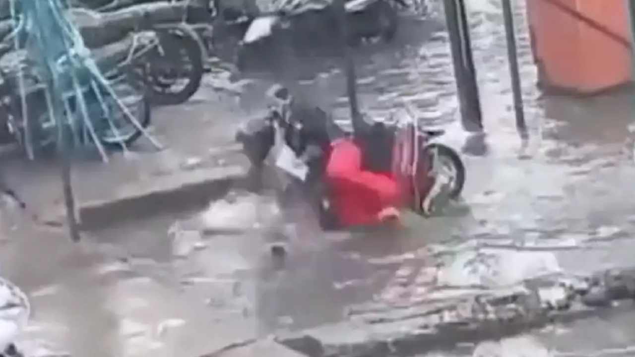 Viral Video: అదృష్టవంతులు.. మ్యాన్హోల్లో పడిపోయిన జంట.. వీడియో వైరల్ Viral Video: అదృష్టవంతులు.. మ్యాన్హోల్లో పడిపోయిన జంట.. వీడియో వైరల్