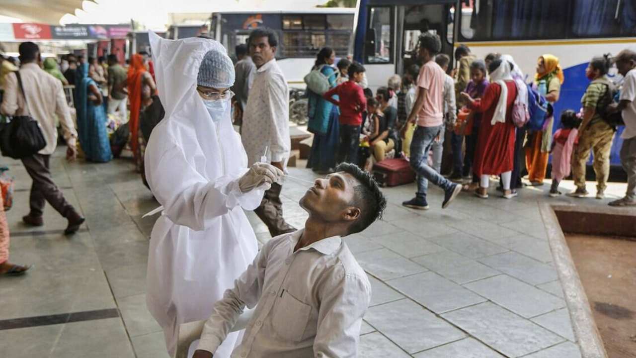 Covid-19 Cases: భారత్లో మళ్లీ పెరిగిన కోవిడ్ కేసులు.. కొత్త కేసులు ఎన్నంటే.. Covid-19 Cases: భారత్లో మళ్లీ పెరిగిన కోవిడ్ కేసులు.. కొత్త కేసులు ఎన్నంటే..