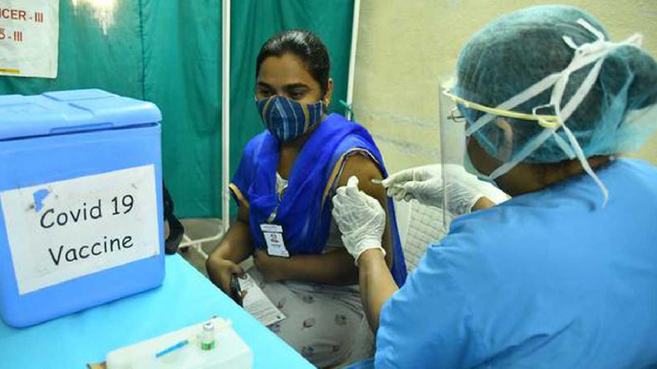 Covid Cases: విజృంభిస్తున్న కరోనా.. ఒక్కరోజే 12 వేల కేసులు Covid Cases: విజృంభిస్తున్న కరోనా.. ఒక్కరోజే 12 వేల కేసులు