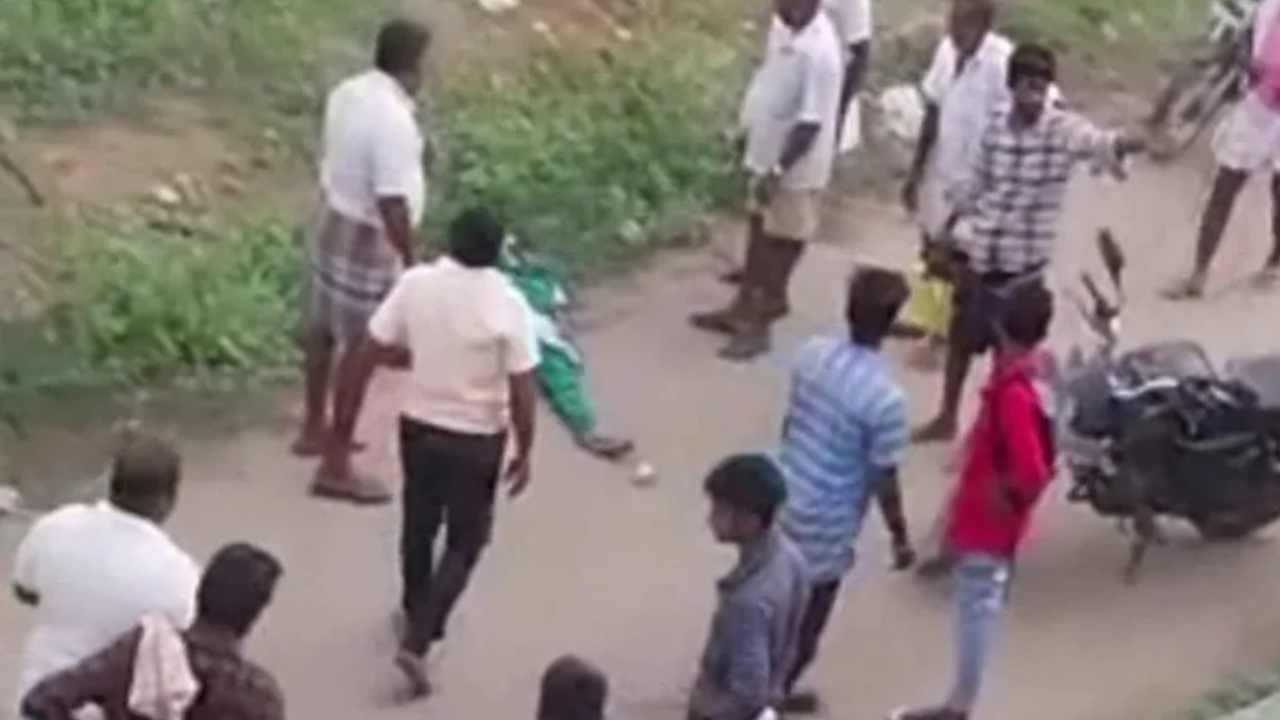Crime news: ప్రేమించలేదని బాలికను 14సార్లు కత్తితో పొడిచిన ప్రేమోన్మాది Crime news: ప్రేమించలేదని బాలికను 14సార్లు కత్తితో పొడిచిన ప్రేమోన్మాది