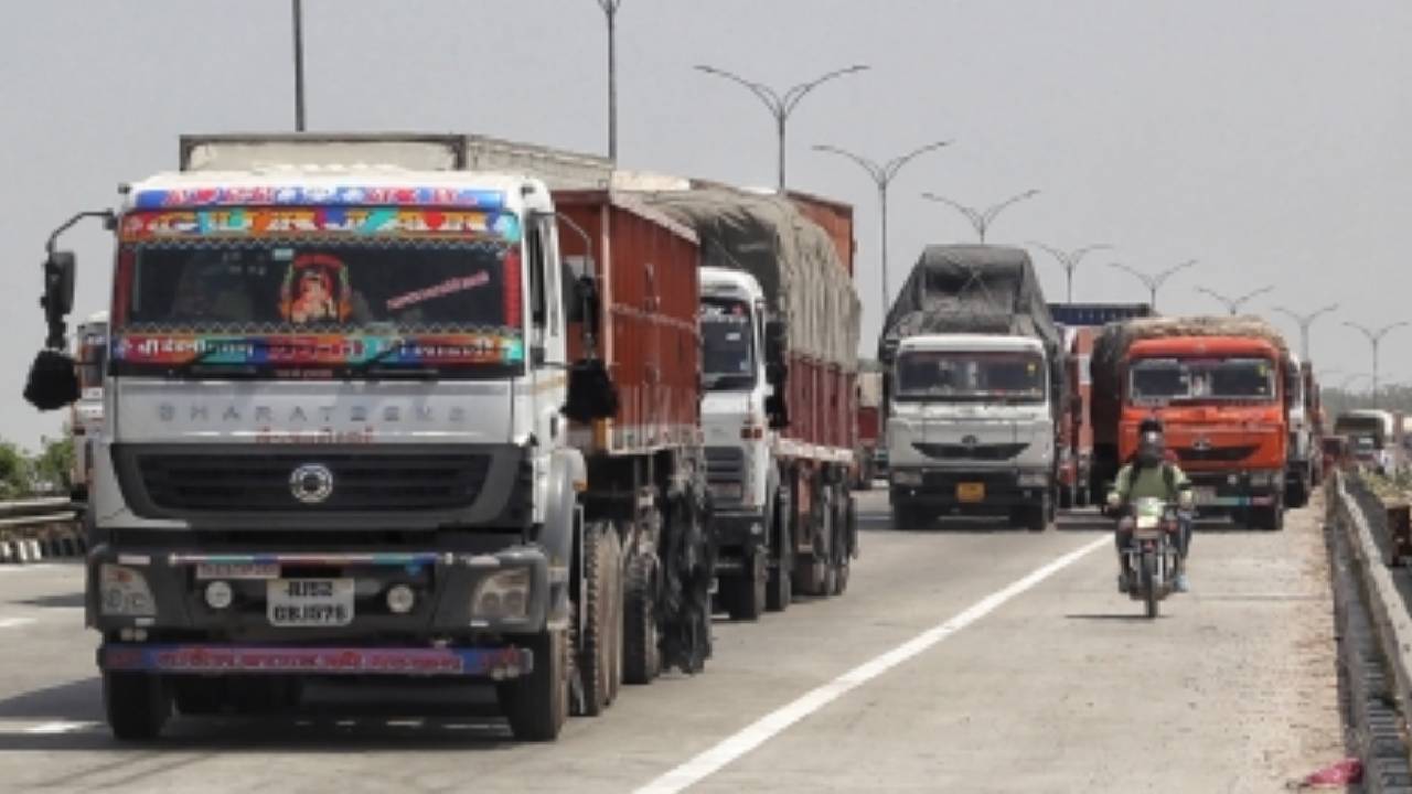 Delhi Entry Ban: ఢిల్లీలో భారీ వాహనాలకు నో ఎంట్రీ.. కారణం ఇదే Delhi Entry Ban: ఢిల్లీలో భారీ వాహనాలకు నో ఎంట్రీ.. కారణం ఇదే