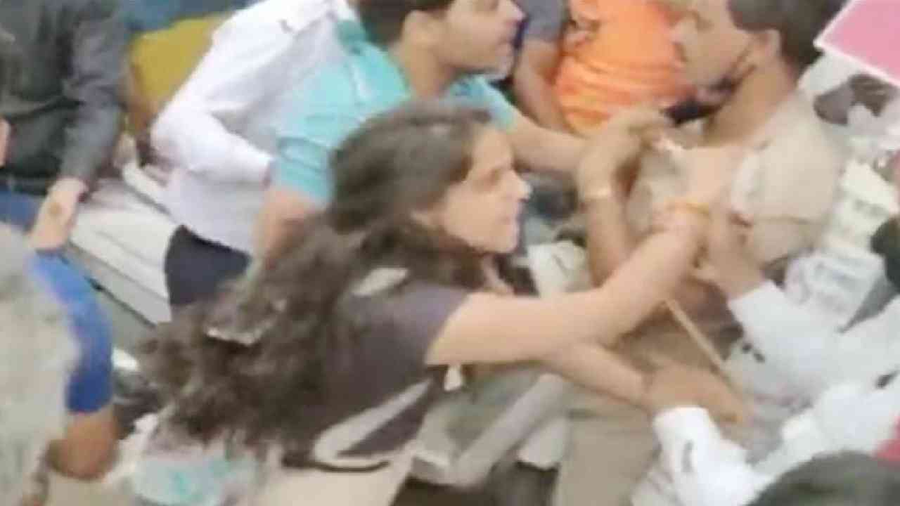 Delhi : రాంగ్ రూట్లో వచ్చి.. ఆపినందుకు ట్రాఫిక్ ఎస్సైని చితక బాదారు Delhi : రాంగ్ రూట్లో వచ్చి.. ఆపినందుకు ట్రాఫిక్ ఎస్సైని చితక బాదారు