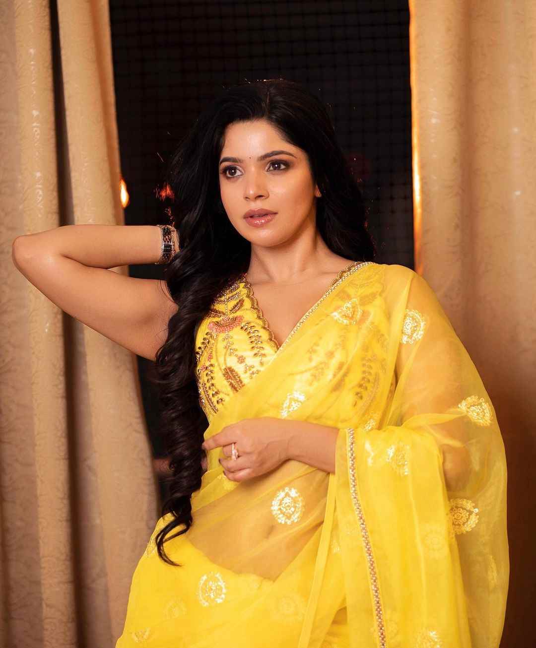Divya Bharthi latest sizzling photos in Yellow Saree        Pc @Instagram 