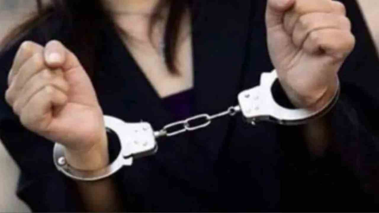 Extramarital Affair: మహిళ వివాహేతర సంబంధం.. భర్తకు తెలియకుండా ప్లాన్.. వదలని పోలీసులు.. Extramarital Affair: మహిళ వివాహేతర సంబంధం.. భర్తకు తెలియకుండా ప్లాన్.. వదలని పోలీసులు..