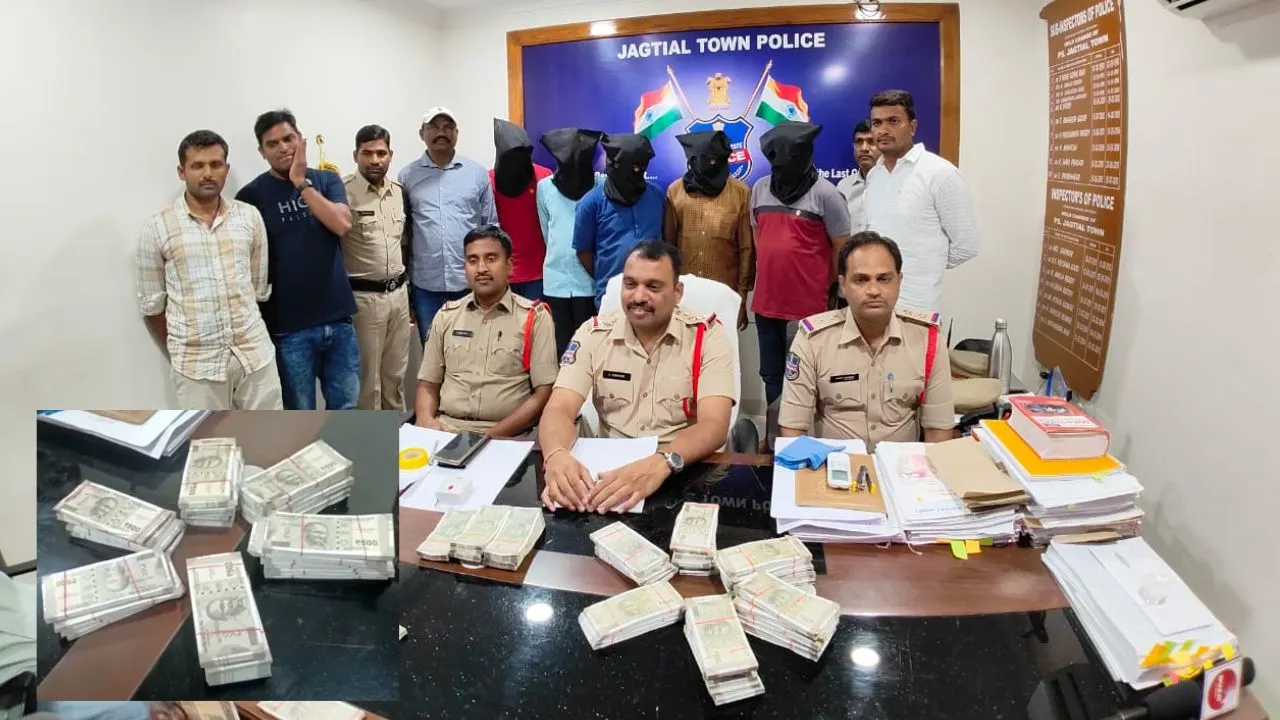 Fake Notes : జగిత్యాల జిల్లాలో దొంగ నోట్ల కలకలం..15 లక్షల దొంగ నోట్లు, 3 లక్షల అసలు నోట్లు స్వాధీనం Fake Notes : జగిత్యాల జిల్లాలో దొంగ నోట్ల కలకలం..15 లక్షల దొంగ నోట్లు, 3 లక్షల అసలు నోట్లు స్వాధీనం