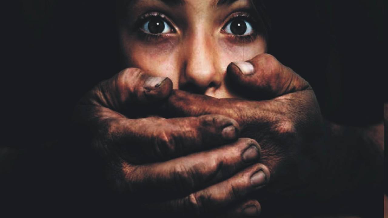 Girl Kidnapped: మైనర్ బాలికను కిడ్నాప్ చేసిన మేనమామ.. ఆట కట్టించిన పోలీసులు Girl Kidnapped: మైనర్ బాలికను కిడ్నాప్ చేసిన మేనమామ.. ఆట కట్టించిన పోలీసులు