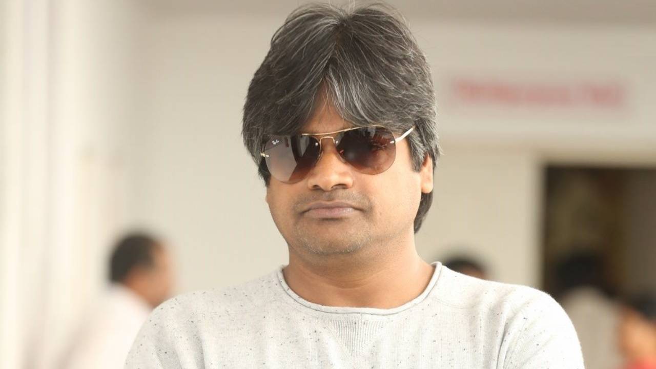 Harish Shankar: పవన్ నిర్ణయంతో ఆ హీరో చుట్టూ ప్రదిక్షణలు చేస్తున్న హరీష్..? Harish Shankar: పవన్ నిర్ణయంతో ఆ హీరో చుట్టూ ప్రదిక్షణలు చేస్తున్న హరీష్..?