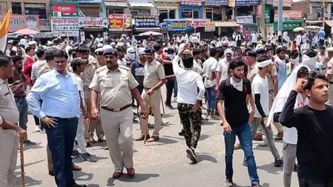 Agnipath protests: ఆందోళనల ఎఫెక్ట్.. ఇంటర్నెట్ సేవలను నిలిపివేసిన ప్రభుత్వం Agnipath protests: ఆందోళనల ఎఫెక్ట్.. ఇంటర్నెట్ సేవలను నిలిపివేసిన ప్రభుత్వం