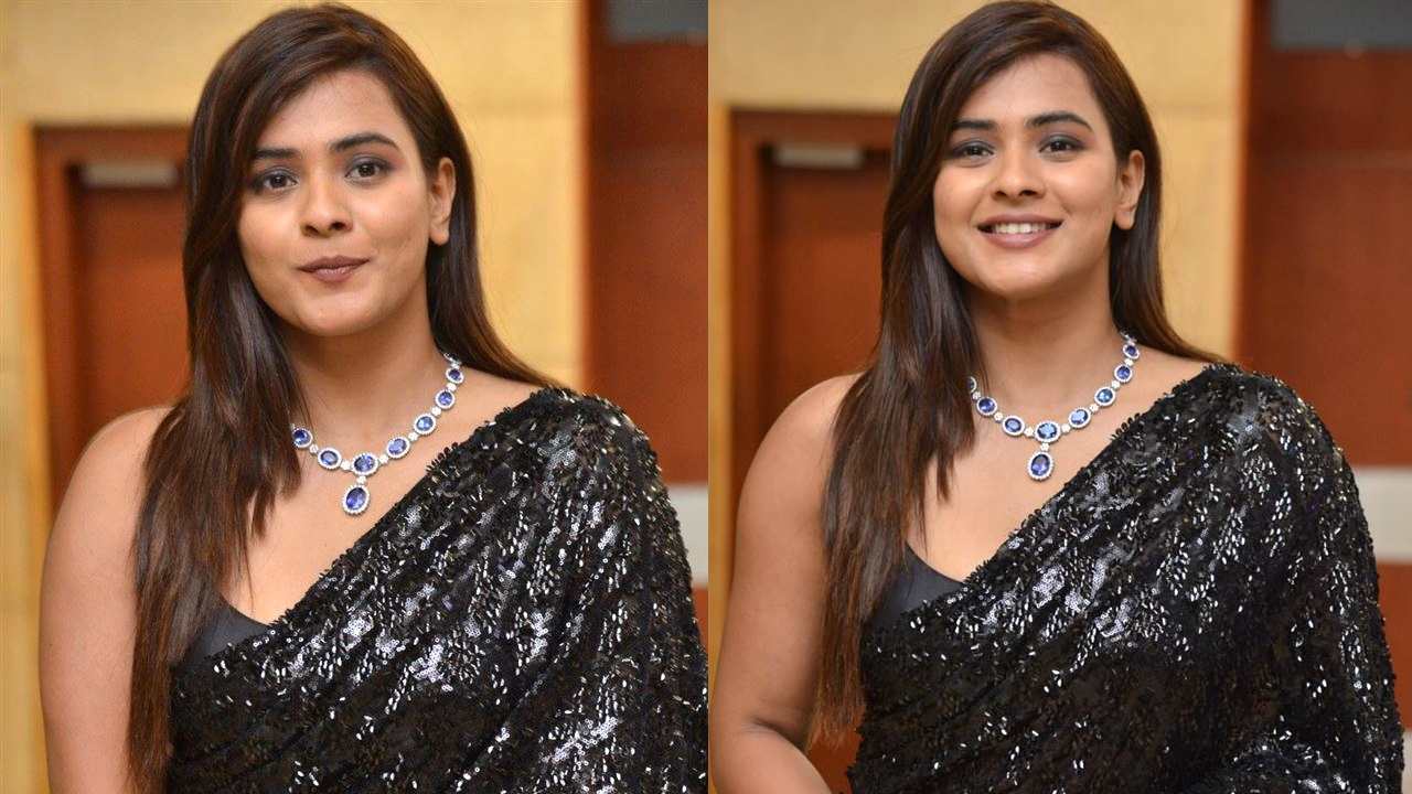 Hebah Patel Glamorous In Black Saree