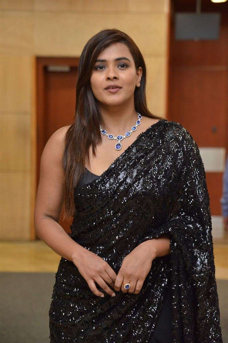 Hebah Patel Glamorous In Black Saree
