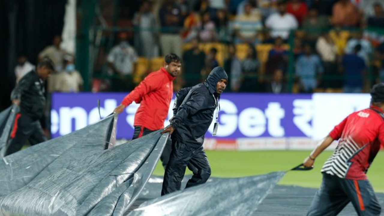 IndVsSA 5th T20 : బెంగళూరులో భారీ వర్షం.. భారత్, సౌతాఫ్రికా మ్యాచ్కు అంతరాయం IndVsSA 5th T20 : బెంగళూరులో భారీ వర్షం.. భారత్, సౌతాఫ్రికా మ్యాచ్కు అంతరాయం