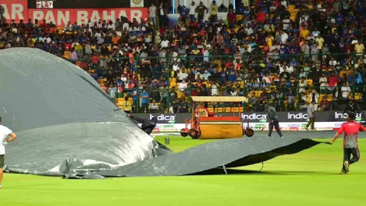 IndVs SA 5th T20I : బెంగళూరులో మళ్లీ వర్షం.. భారత్, సౌతాఫ్రికా మ్యాచ్కు అంతరాయం IndVs SA 5th T20I : బెంగళూరులో మళ్లీ వర్షం.. భారత్, సౌతాఫ్రికా మ్యాచ్కు అంతరాయం