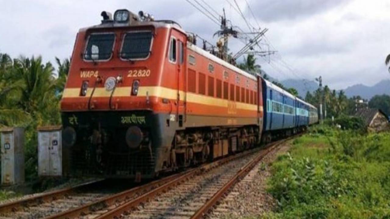 Indian Railways: రైల్వే ప్రయాణీకులకు గుడ్న్యూస్.. టికెట్ల బుకింగ్ లిమిట్ డబుల్.. Indian Railways: రైల్వే ప్రయాణీకులకు గుడ్న్యూస్.. టికెట్ల బుకింగ్ లిమిట్ డబుల్..