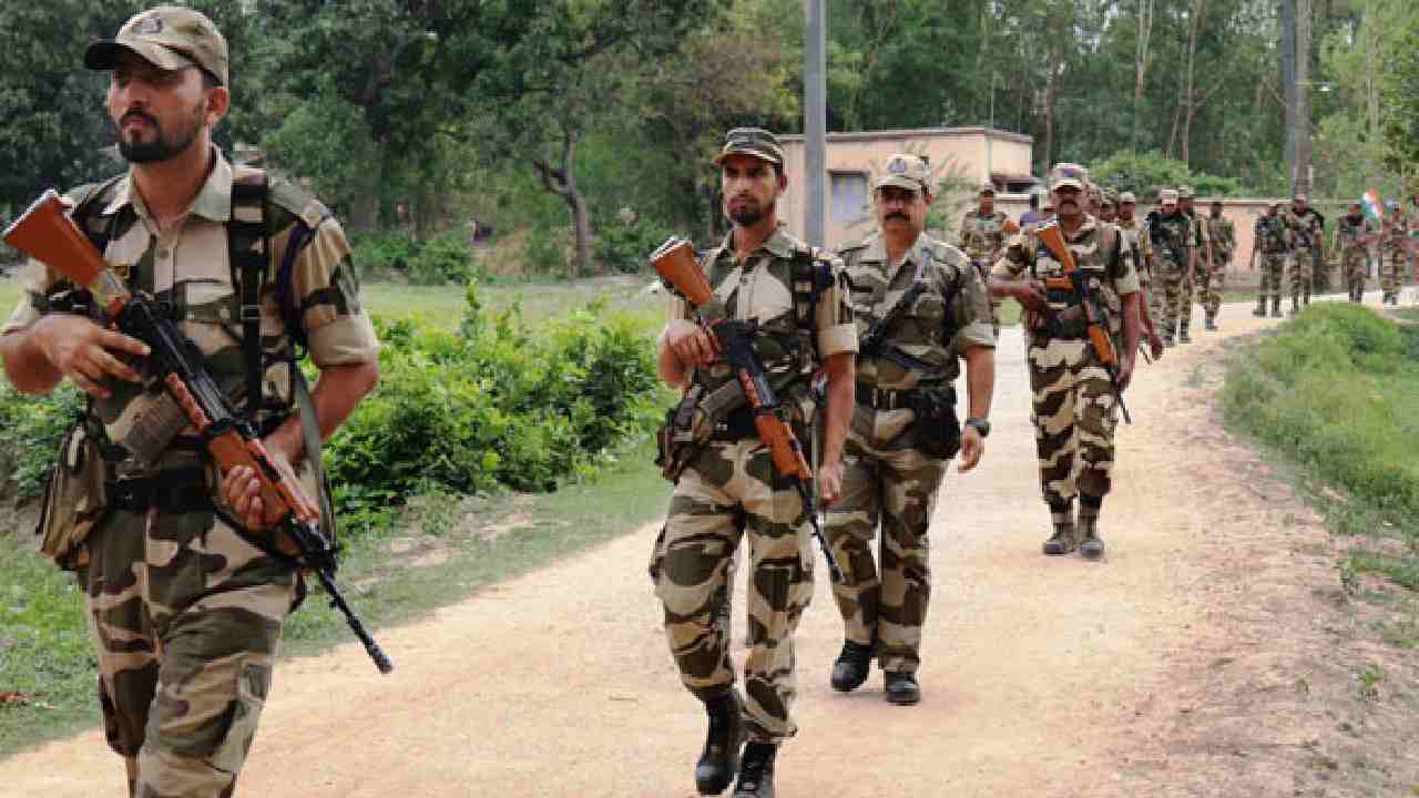 Jawans Killed: ఛత్తీస్ఘడ్లో నక్సల్స్ కాల్పులు.. ముగ్గురు జవాన్లు మృతి Jawans Killed: ఛత్తీస్ఘడ్లో నక్సల్స్ కాల్పులు.. ముగ్గురు జవాన్లు మృతి