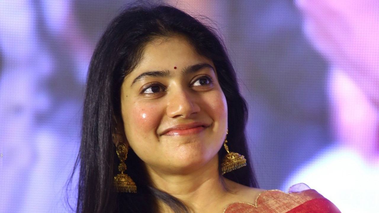 Sai Pallavi: నేనూ సాయి పల్లవి ఫ్యానే అంటోన్న బాలీవుడ్ స్టార్ డైరెక్టర్ Sai Pallavi: నేనూ సాయి పల్లవి ఫ్యానే అంటోన్న బాలీవుడ్ స్టార్ డైరెక్టర్