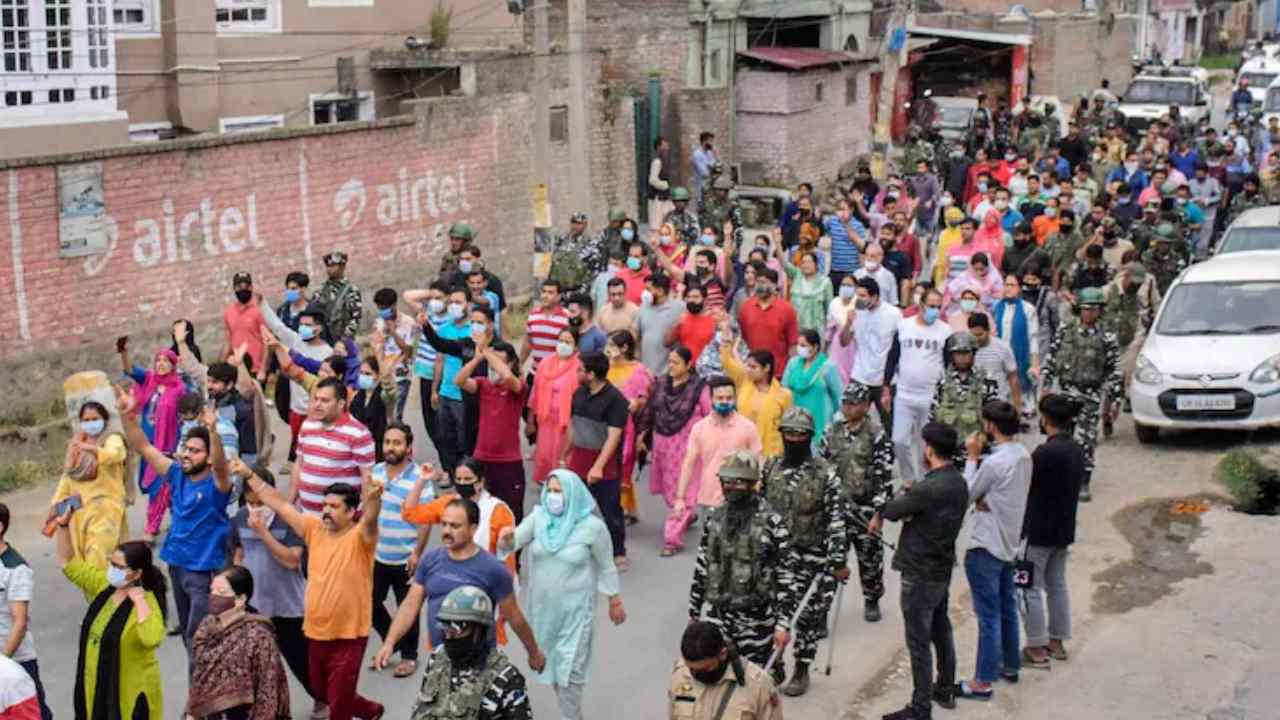 Kashmiri Pandit teachers: కేంద్రం కీలక నిర్ణయం.. అక్కడ పనిచేసే 177 మంది టీచర్ల బదిలీ.. Kashmiri Pandit teachers: కేంద్రం కీలక నిర్ణయం.. అక్కడ పనిచేసే 177 మంది టీచర్ల బదిలీ..