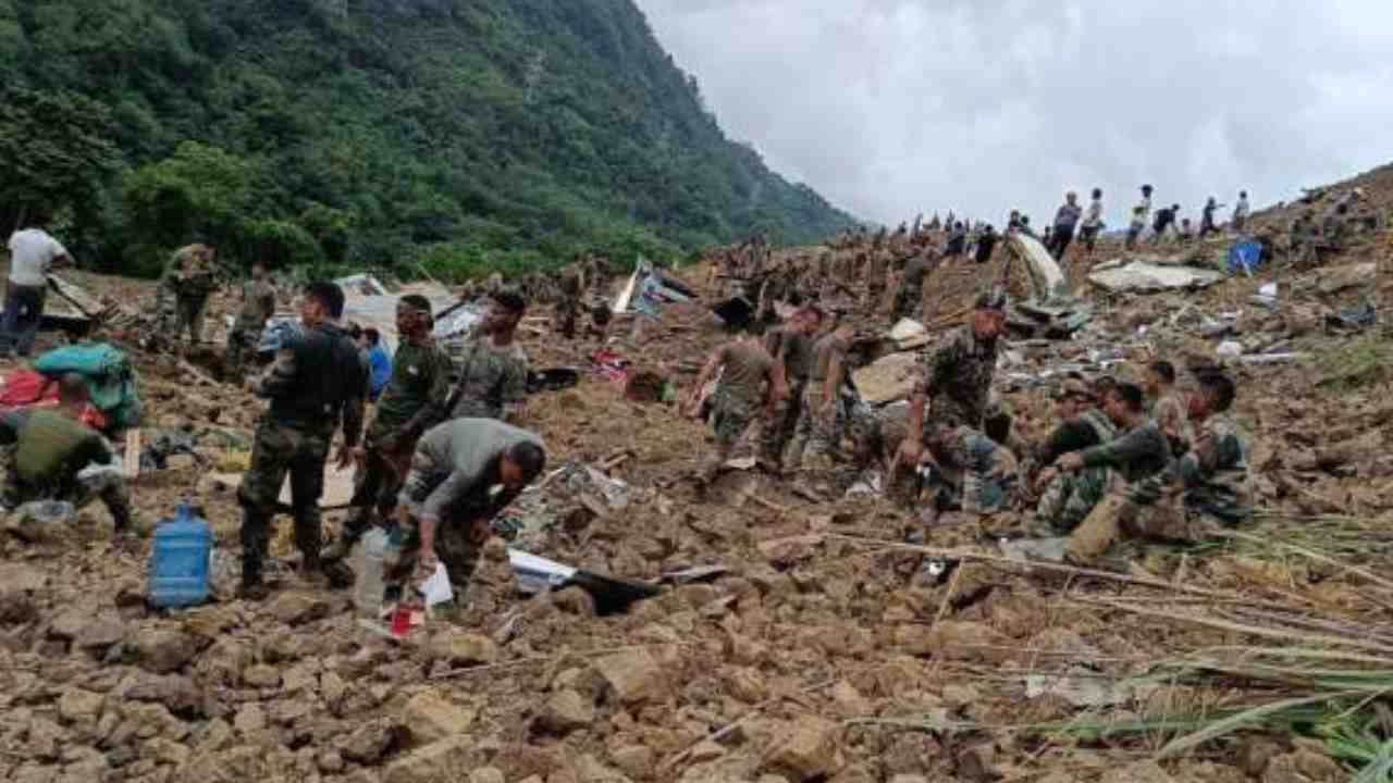 Manipur landslide: మణిపూర్లో విరిగిపడ్డ కొండచరియలు.. ఏడుగురు జవాన్లు మృతి.. 45మంది గల్లంతు Manipur landslide: మణిపూర్లో విరిగిపడ్డ కొండచరియలు.. ఏడుగురు జవాన్లు మృతి.. 45మంది గల్లంతు