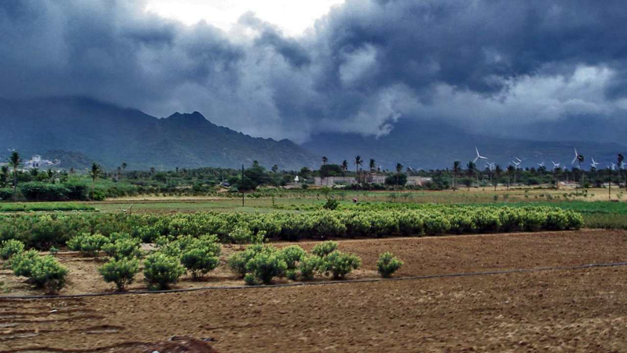 Monsoons: రెండ్రోజుల్లో రుతుపవనాలు.. నేడు ఆ జిల్లాల్లో వడగాల్పులు.. Monsoons: రెండ్రోజుల్లో రుతుపవనాలు.. నేడు ఆ జిల్లాల్లో వడగాల్పులు..