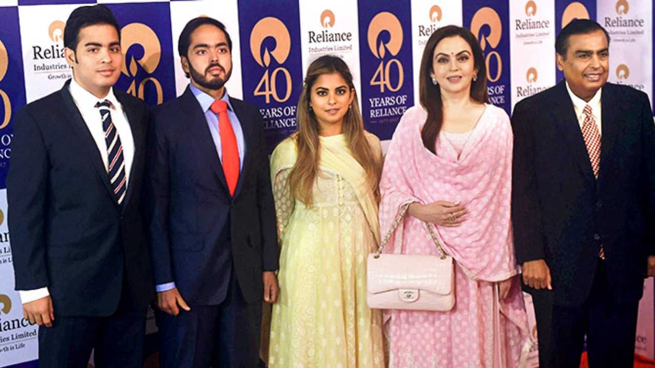 Mukesh Ambani : ఆస్తులు పంచేస్తున్న ముకేశ్ అంబాని..మూడు సంస్థలుగా రిలయన్స్ వ్యాపారాల విభజన Mukesh Ambani : ఆస్తులు పంచేస్తున్న ముకేశ్ అంబాని..మూడు సంస్థలుగా రిలయన్స్ వ్యాపారాల విభజన