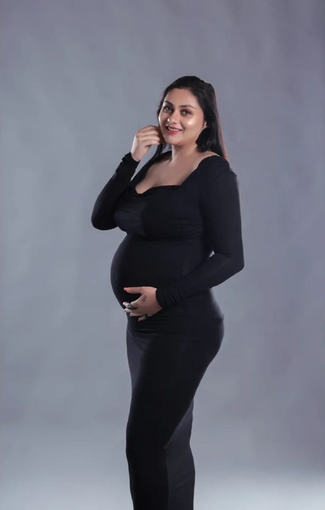 Namitha Baby Bump Photos Goes Viral003